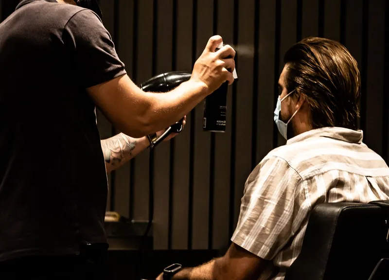 Atendimento em barbearia brasileira