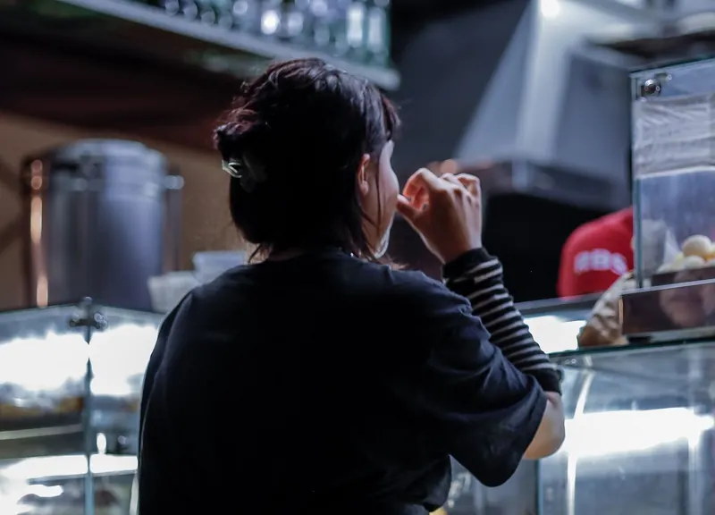 Cliente faz pedido em barraca de comida em São Paulo